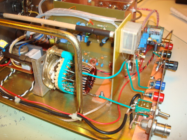 Une vue de l'ATU (  - Antenna Tuning Unit -  adaptateur d'impédances ). L'ATU est en fait un circuit en L, composé d'une self commutable et d'un condensateur variable. Ces éléments sont visibles au premier plan.